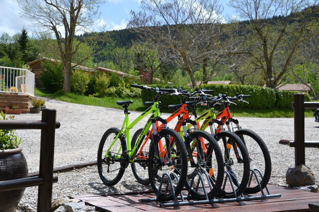 Camping La Mare Aux Fees Hotel Roquefeuil Zewnętrze zdjęcie